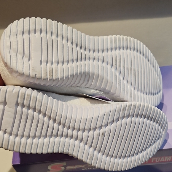 NWT Skechers Women's White Sneakers Size 10 - Picture 6 of 9